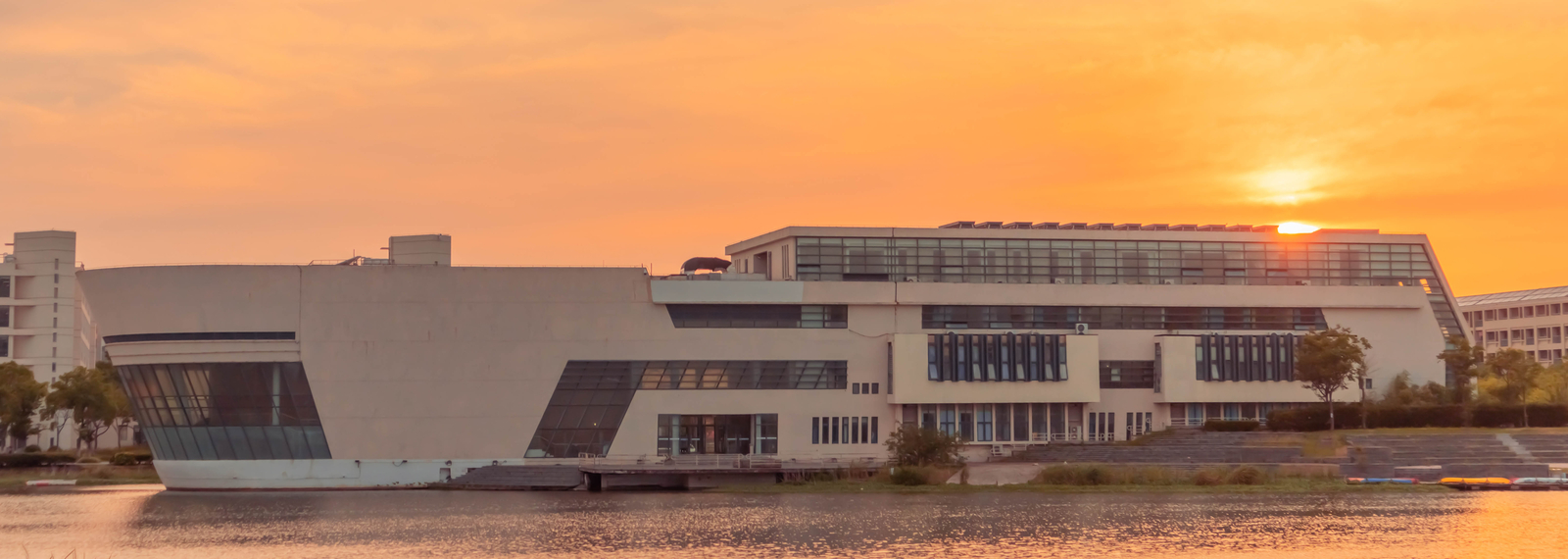 夕阳中的学服中心 夕阳中的学服中心